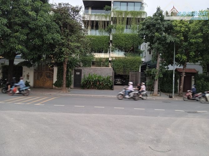 Biệt thự Hoàng Quán Chi - Công Viên Cầu Giấy - Đường To hơn Phố - 340m2 - MT 18m - 100 tỷ