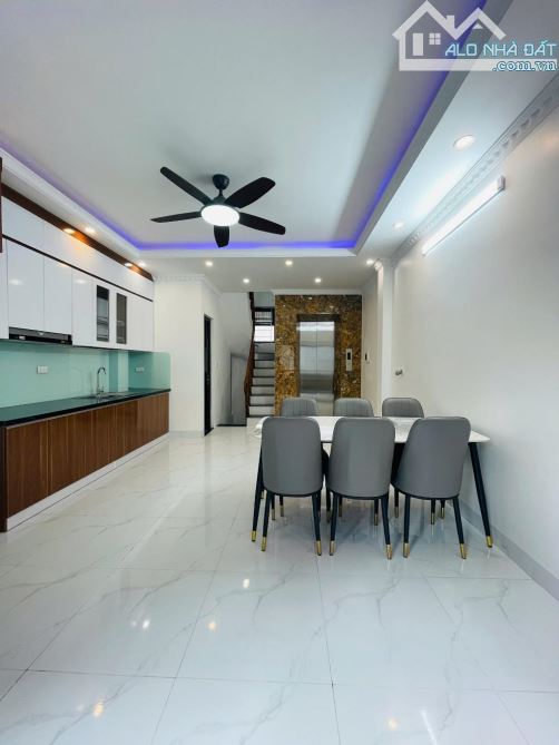 CẦN TIỀN BÁN GẤP NHÀ TRẦN CUNG - CG .DT: 62m2 , 5TẦNG, MT: 5,4m .GIÁ CHỈ:18,8TỶ. LH: 096.