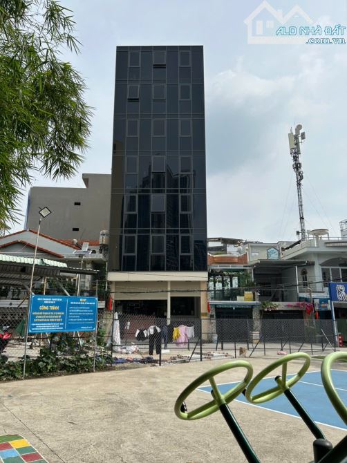 Bán tòa nhà tại Quận 7 dòng tiền 200 triệu/tháng