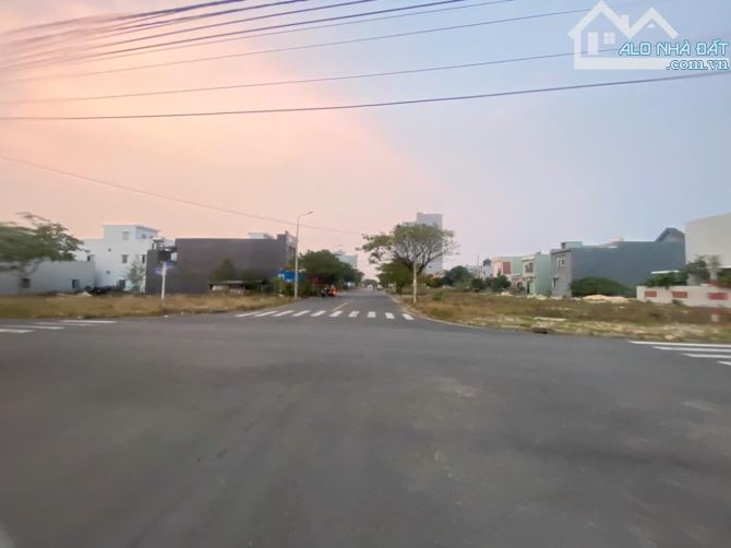 Bán 107m đất 2 mặt tiền đường 10,5m Nguyễn Thần Hiến ngang 8,6m Khu Biển Tân Trà