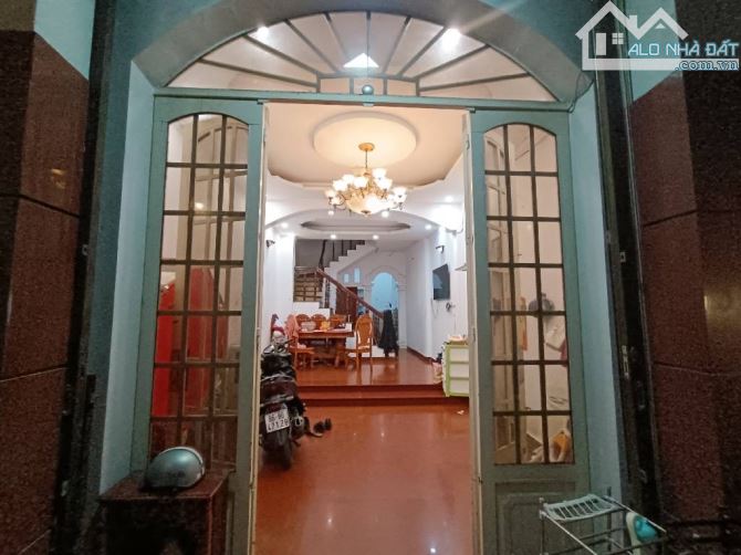 Bán gấp nhà ở ngay Âu Dương Lân, hẻm cao ráo rộng rãi, 60m2, 4 PN, SHR, HCĐ, chỉ 6.8 tỷ.