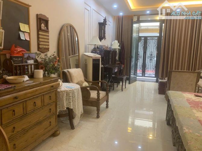 Bán nhà 38m², 6 tầng thang máy, full nội thất, ô tô đỗ cổng