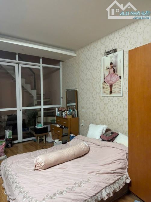 Quan Thổ 1, 28m, Nhà đẹp ở luôn, Ngõ thông rộng gần phố, Sổ vuông nở hậu, Giá rẻ đầu tư