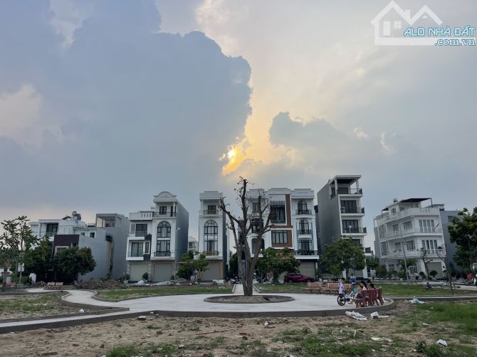 Bán đất TĐC Điểm 3 view công viên