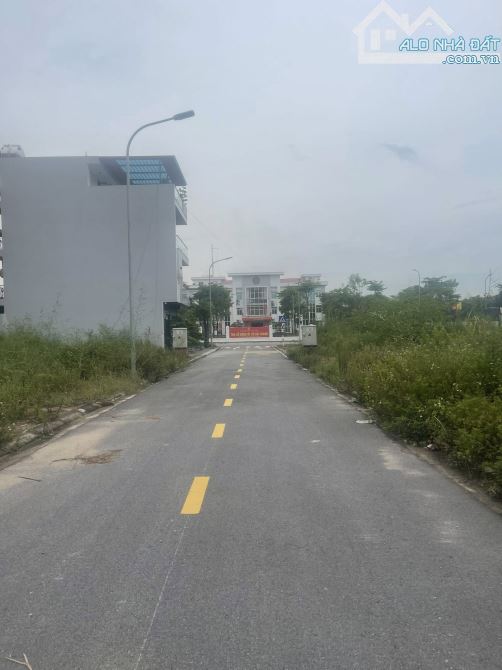 BÁN ĐẤT ĐẤU GIÁ HUỲNH CUNG TAM HIỆP .PHÂN LÔ VỈA HÈ.  DT 76 M . MT 6 M . ĐẦU TƯ NHANH