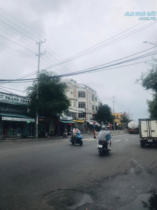 HIẾM - NHÀ MẶT TIỀN 6M ĐƯỜNG 30/4 GIÁ CHỈ 6 TỈ - NGAY KCN ĐÔNG XUYÊN - SẴN NHÀ C4 HOÀN CÔN