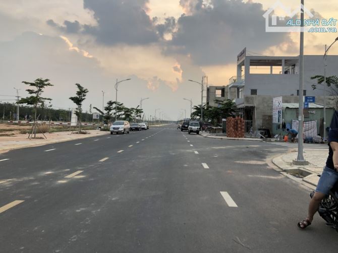 BÁN LÔ ĐẤT GẦN KHU TÁI ĐỊNH CƯ LỘC AN - BÌNH SƠN 126M2 GIÁ 2 TỶ. GẦN KCN LỘC AN