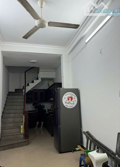 Cho thuê nhà nguyên căn Nguyễn Đình Chiểu Hai Bà Trưng 30m2x4 tầng,2 ngủ khép kín.