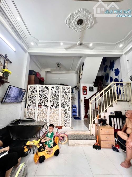 Bán gấp nhà, CMT8, P5, Tân Bình, 4.2 x 8.5m, 3Tầng, hẻm 3m thông, Chỉ 4.5Tỷ(TL)