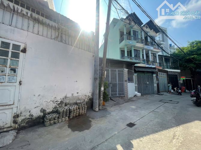 Nhà hẻm 2 xe hơi. 1/ cách đường Tân Thới Hiệp 21 chỉ 30m. DT: 6x18m Giá đầu tư: 5.4 tỷ