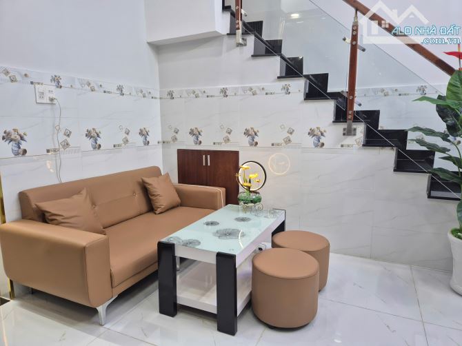 Nhà nhỏ 2 tầng khu Bàu Cát, 21m2, 2 PN, P14, 3.65 tỷ TL