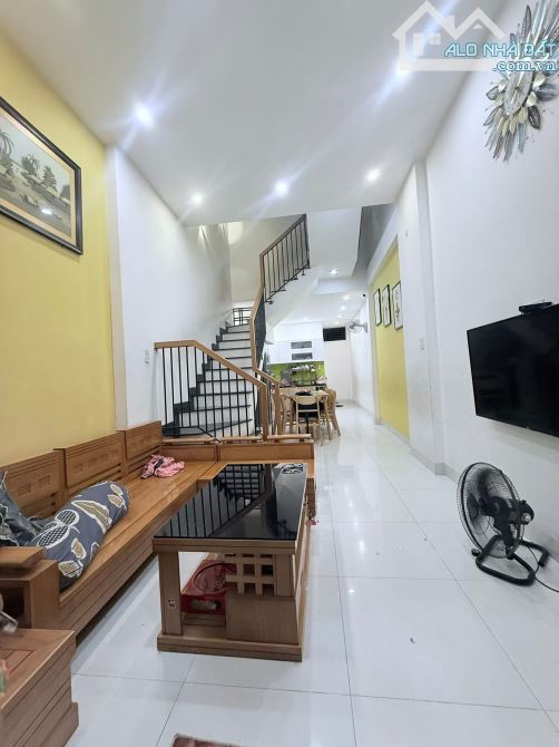 Bán nhà kiệt 408 Hoàng Diệu 3 mê 3 tầng , 2 mặt kiệt trước sau thông thoáng cách kiệt ô tô