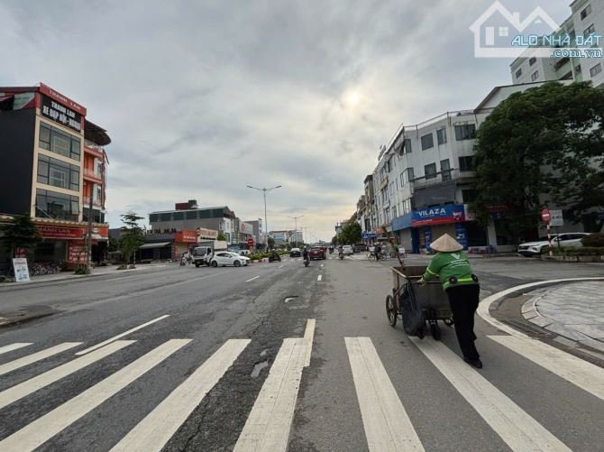 Bán nhà phố 3 tầng xây hoàn thiện. Trục chính Nguyễn Tất Thành