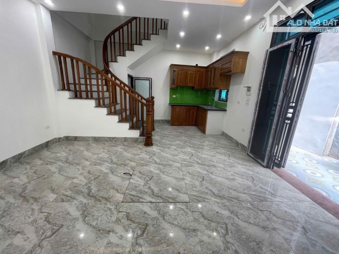 Nhà gần ngay tiểu học Phú Cường 30m² x5 tầng+có sân riêng để xe/ 70m ra đường ôtô tránh