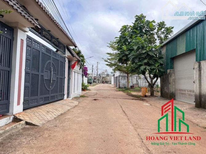 Lô đất góc 2 mặt tiền hẻm 147 Đỗ Xuân Hợp - Khu nhà biệt thự