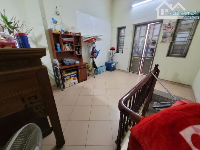 Nhà 2Tầng, dt 39m². Tổ 11 trong đê Yên Nghĩa-Hà Đông, ngay chợ tổ 11 kinh doanh sầm uất.