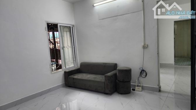 Cho thuê căn hộ tập thể tầng 2 Hào Nam - Phố Vũ Thạnh - 70m - 2 ngủ - full đồ.