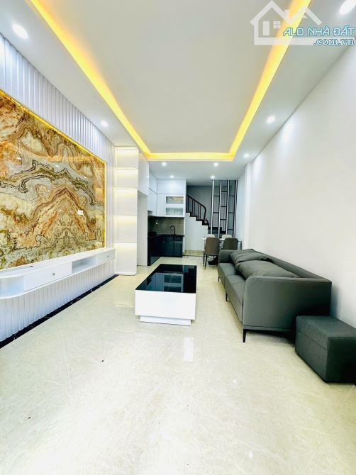 BÁN NHÀ TRUNG TÂM QUẬN BẮC TỪ LIÊM- 40M2 5 TẦNG- VÀI BƯỚC Ô TÔ- NỘI THẤT XỊN XÒ