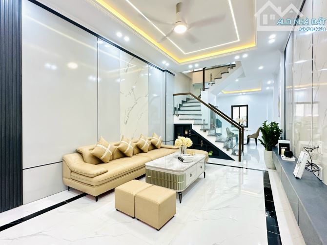 bán căn độc lập sân cổng riêng gần hồ sen