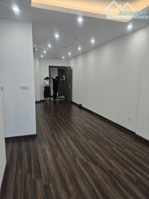 Bán căn 1,5PN giá 1,8 tỷ ở được luôn tại Chung cư Hoàng Huy Commerce.