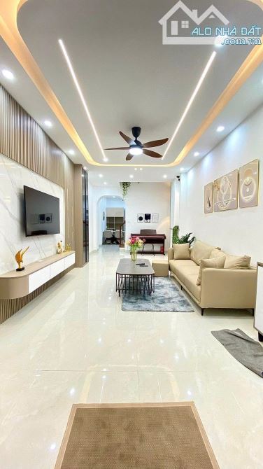 Phạm Văn Đồng, 38m2 chỉ 7.2 tỷ, mới koong, ô tô đỗ , sát phố, gần KDT Ciputra
