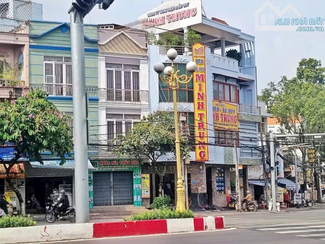 BÁN NHÀ 1 TRỆT 2 LẦU – MẶT TIỀN NGUYỄN ÁI QUỐC 📍 Ngay ngã 4 Cổng 2 Sân Bay