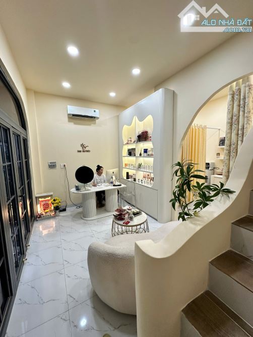 HẺM THƯƠNG HIỆU 666 3 THÁNG 2_NGANG 4,3M NỞ HẬU 5M_3 TẦNG