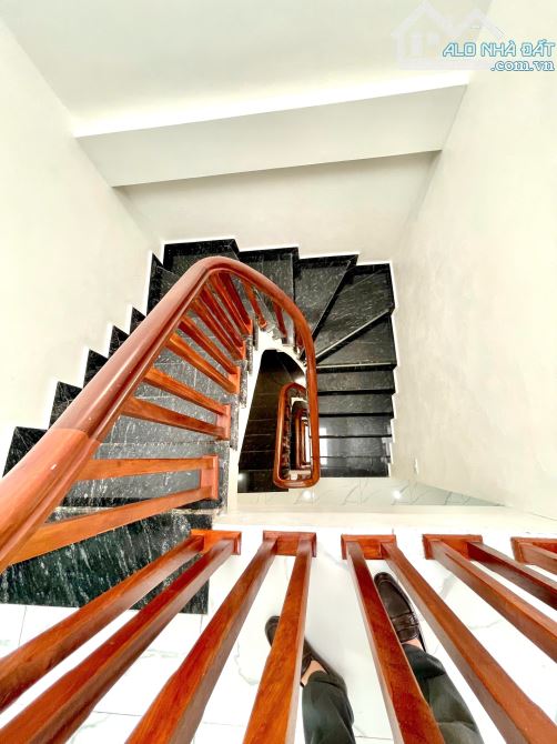 Bán nhà độc lập Biên Giang,lô góc 5 tầng . chỉ 30m ra mặt QL6
