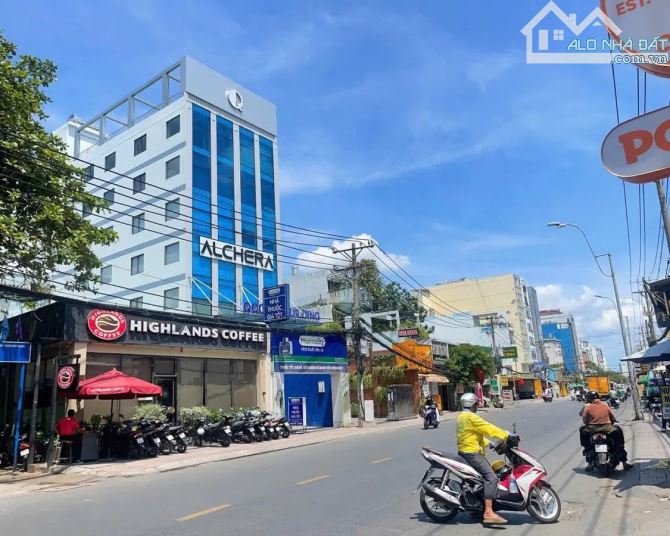 MẶT TIỀN LÔ GÓC NGUYỄN XÍ, BÌNH THẠNH: Đang cho Highlands Thuê, DT 115m², Giá Chỉ 24.7 Tỷ!