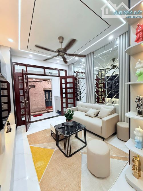 Nhà đẹp mới tinh, full nội thất xịn sò, giá hợp lý, khu dân trí cao, DT 42m2, bán 9.2 tỷ