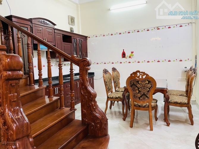 Cho thuê nhà ngõ Hào Nam 50m2 x 4 tầng MT4M giá 20tr/tháng