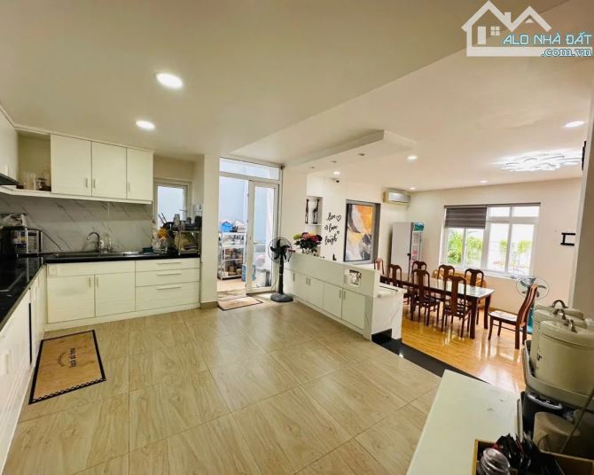 SIÊU BIỆT THỰ HOÀNG HOA THÁM, BÌNH THẠNH: Hẻm Ô tô, DT 158m², 3 Tầng, Nở Hậu, Chỉ 23 Tỷ!