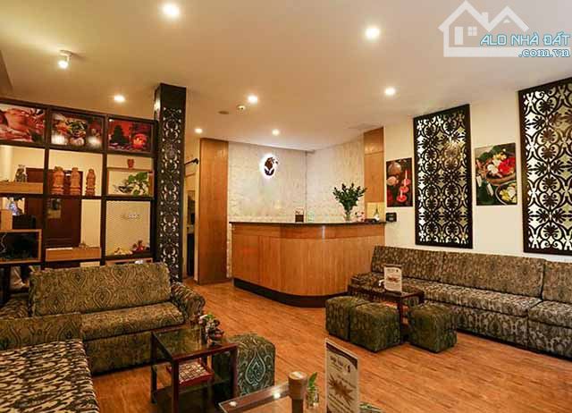 Bán biệt thự Nguyễn Văn Hưởng - Sân nhà đỗ 2 chiếc oto -18x24m XD 3 tầng - Giá 46 tỷ