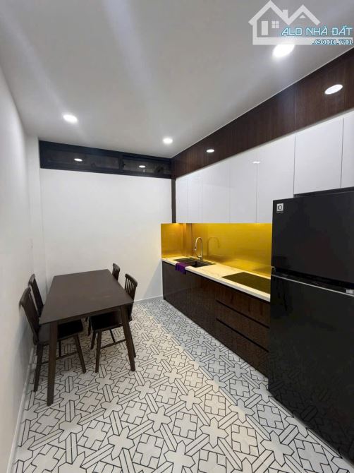 CHDV ngay trung tâm Q1 giá nhỉnh 11 tỷ. Hợp đồng thuê cao