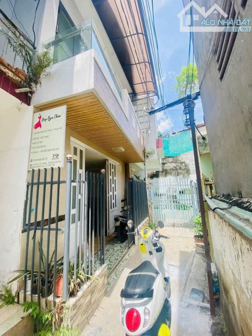 nhà 1 trệt 1 lầu hẻm 1 lý tự trọng, hướng nam, giá bán 2 tỷ 600 triệu