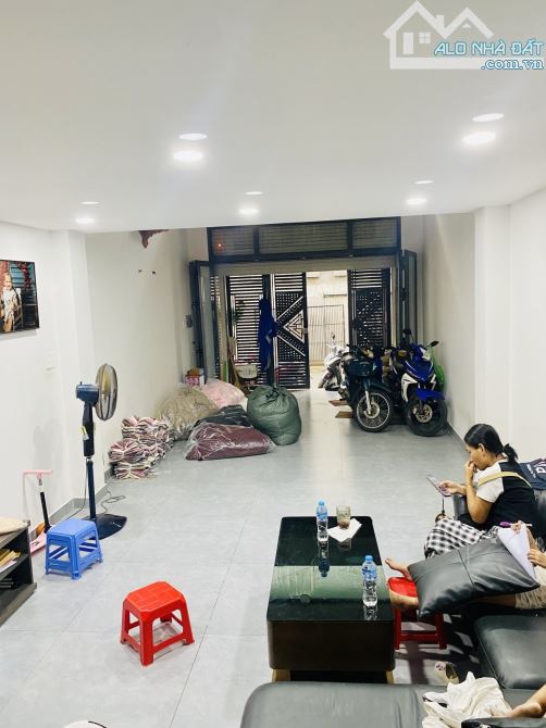 Bán nhà đường Trịnh Đình Trọng, 5 tầng, thang máy siêu xịn