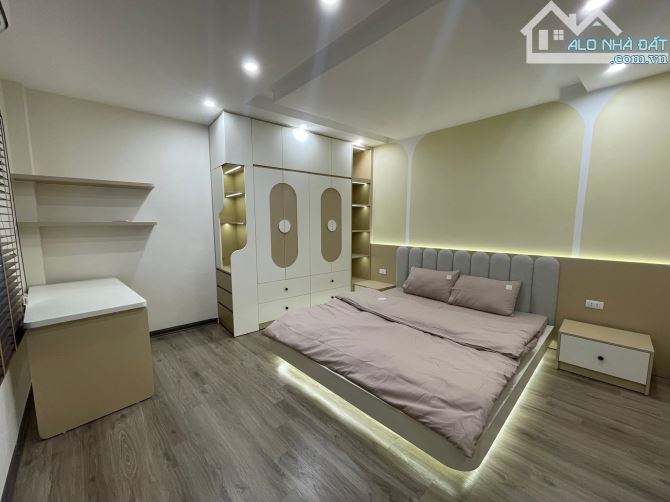 NHÀ ĐẸP LONG BIÊN 1 - 5 TẦNG KIÊN CỐ - VIEW VIP MẶT HỒ - FULL NỘI THẤT.
