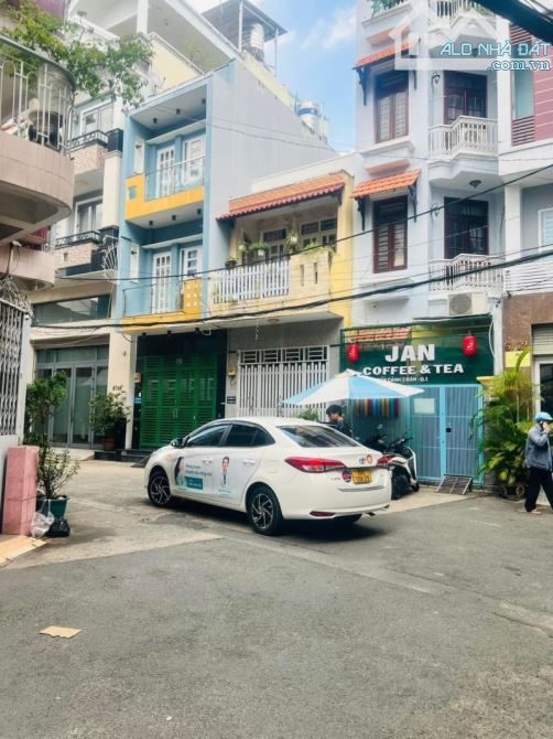 QUẬN 1 NGAY CỤC XUẤT NHẬP CẢNH, HẺM NHỰA 8M, 43M2 6 TẦNG NHỈNH 12 TỶ - 12