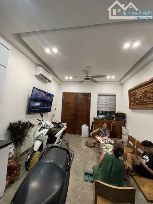 Siêu phẩm Nguyễn Văn Cừ, Bồ Đề, 5 tầng vị trí víp, giá chỉ 7.x tỷ.