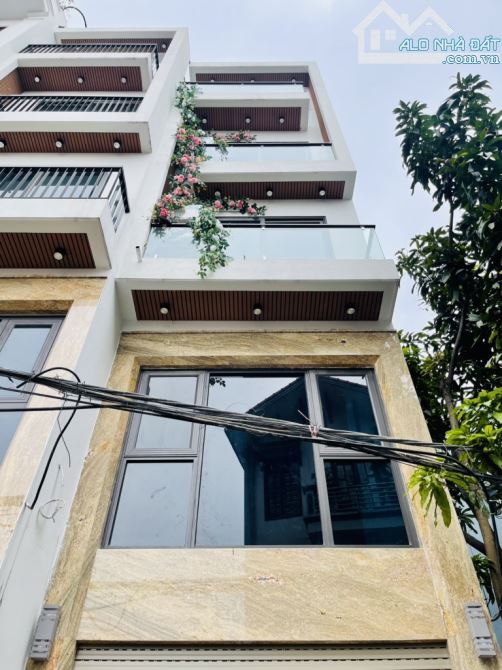 OTO đỗ cửa, gần Aeon Mall, đường Cổ Linh, Long Biên 50m2 x 5Tầng Nhỉnh 10tỷ có tl