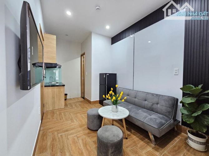 Bán khách sạn hầm 5 tầng VIP Nguyễn Gia Trí cho thuê 300 triệu/tháng ngang 8M x 25M