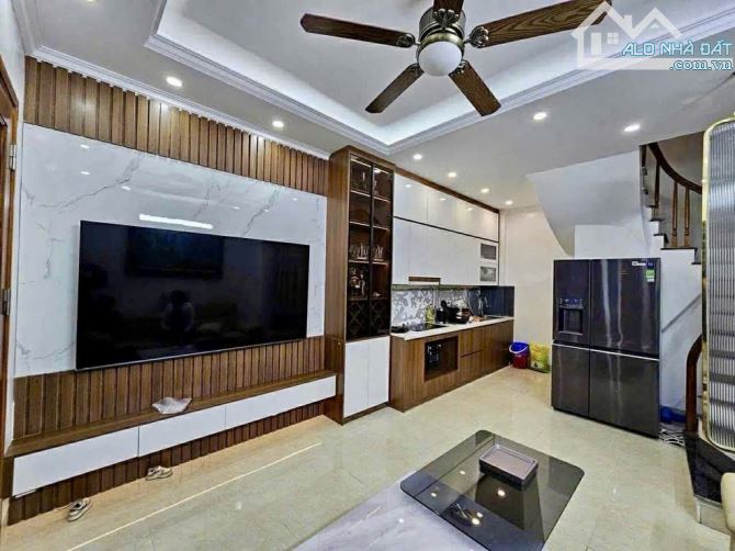 HOA HẬU LAI XÁ LÔ GÓC ,  MƯA KHÔNG NGHẬP , OTO ĐỖ CỬA NGÀY ĐÊM