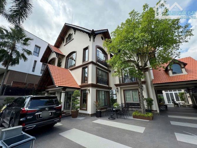 Bán biệt thự sân vườn 4 tầng bề ngang khủng 15M khu VIP Hai Bà Trưng ngay chợ Tân Định