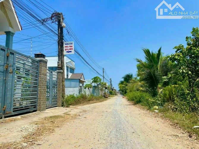Nhà mới kênh Hoà Thuận đoạn sát bên trường đại học dân cư đông đúc