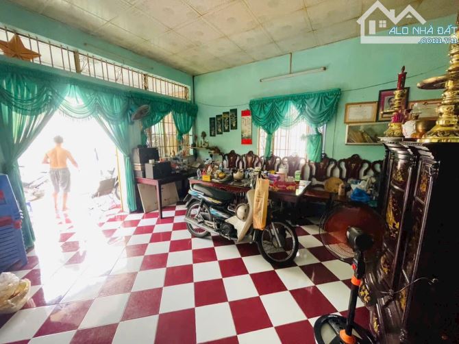 Bán gấp căn nhà mặt tiền tách được làm 2 nền