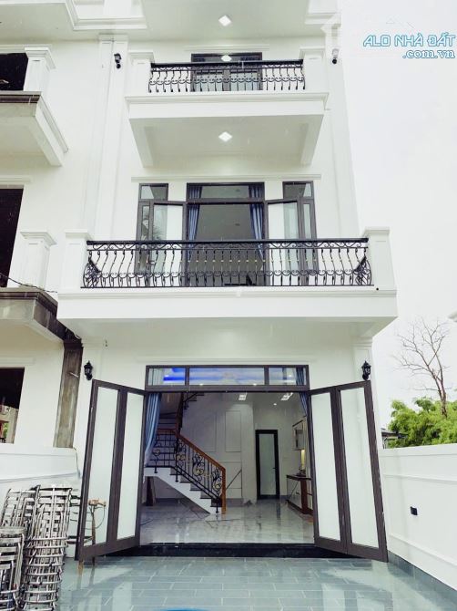 Nhà 3 tầng Tân Cổ Điển Phú Thượng Cạnh chợ giá 2.9x tỷ