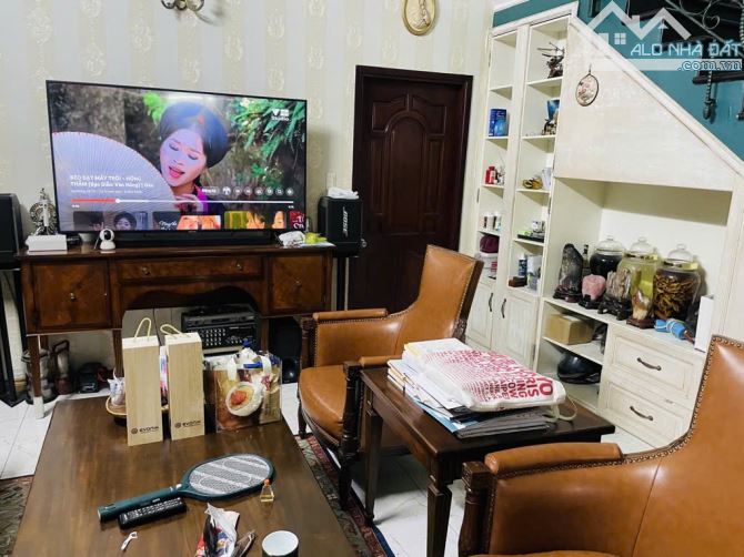 BIỆT THỰ SÂN VƯỜN NGAY VINCOM LÊ VĂN VIỆT – DT 210M², NỞ HẬU