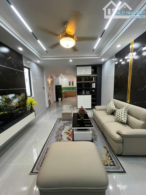 Chủ hạ chào bán nhanh nhà Phố Trần Quốc Hoàn, 36m2, 5 tầng, 2 mặt thoáng, ô tô tránh,14 tỶ
