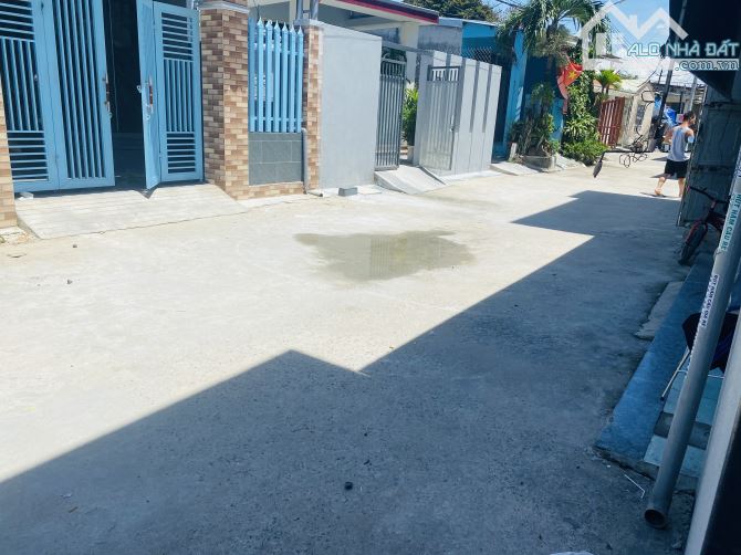 - Vị trí đắc địa. Cách biển Mỹ Khê vài bước chân. Khu vực cực kỳ sầm uất.