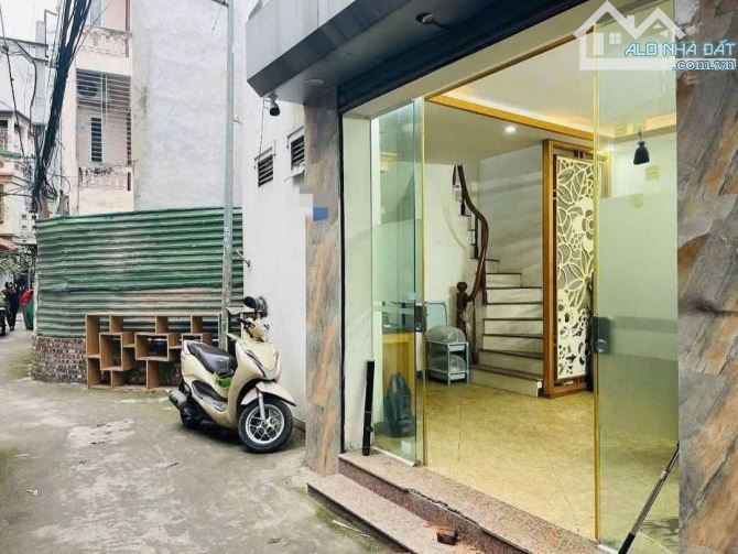 Bán nhà Trần Thái Tông, Nhỉnh 7 Tỷ, 33m, 5 tầng, mặt tiền 6m, ngõ 3 gác thoáng sáng
